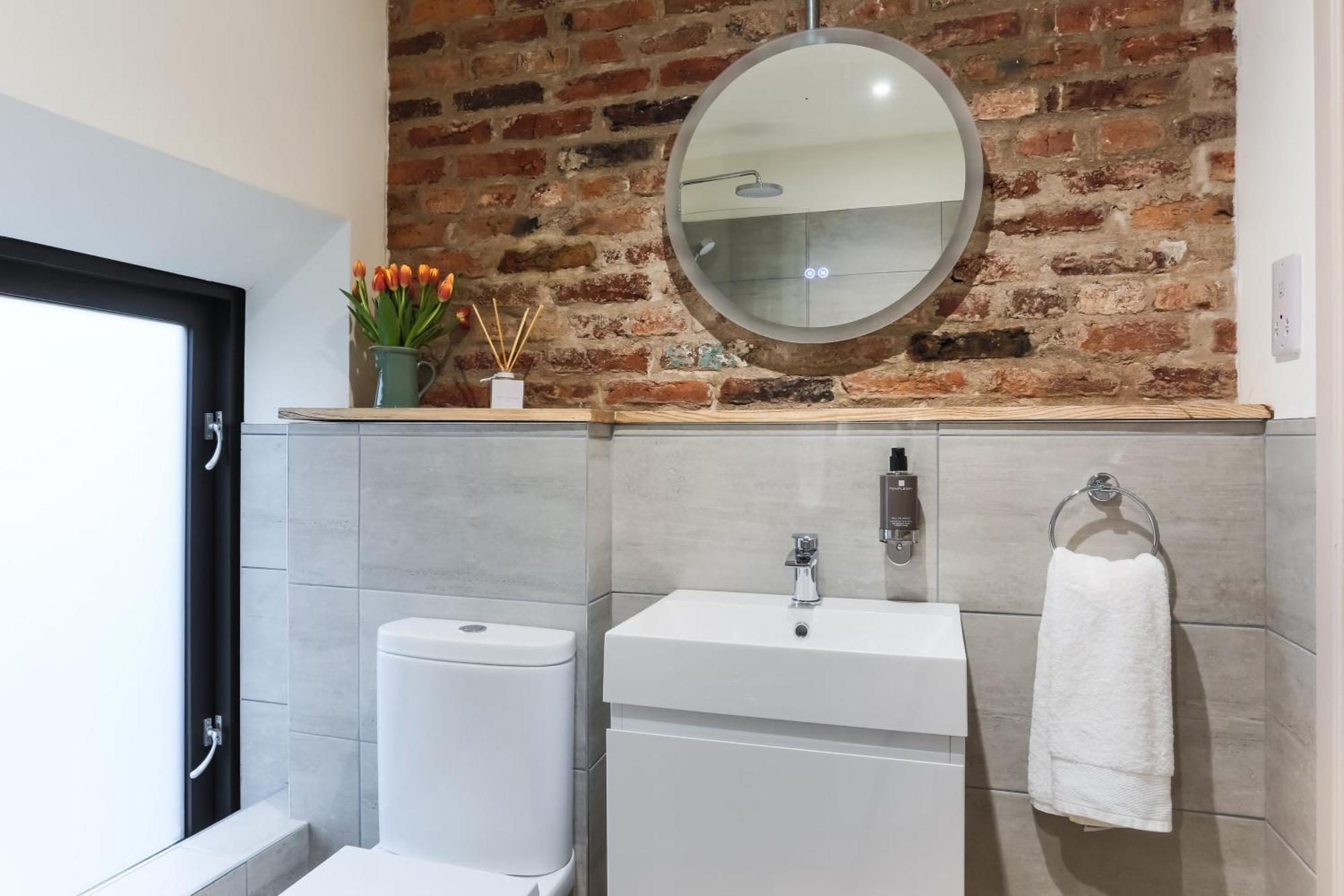The Barn At Plas Ashpool Sleeps 8 Llandyrnog ภายนอก รูปภาพ