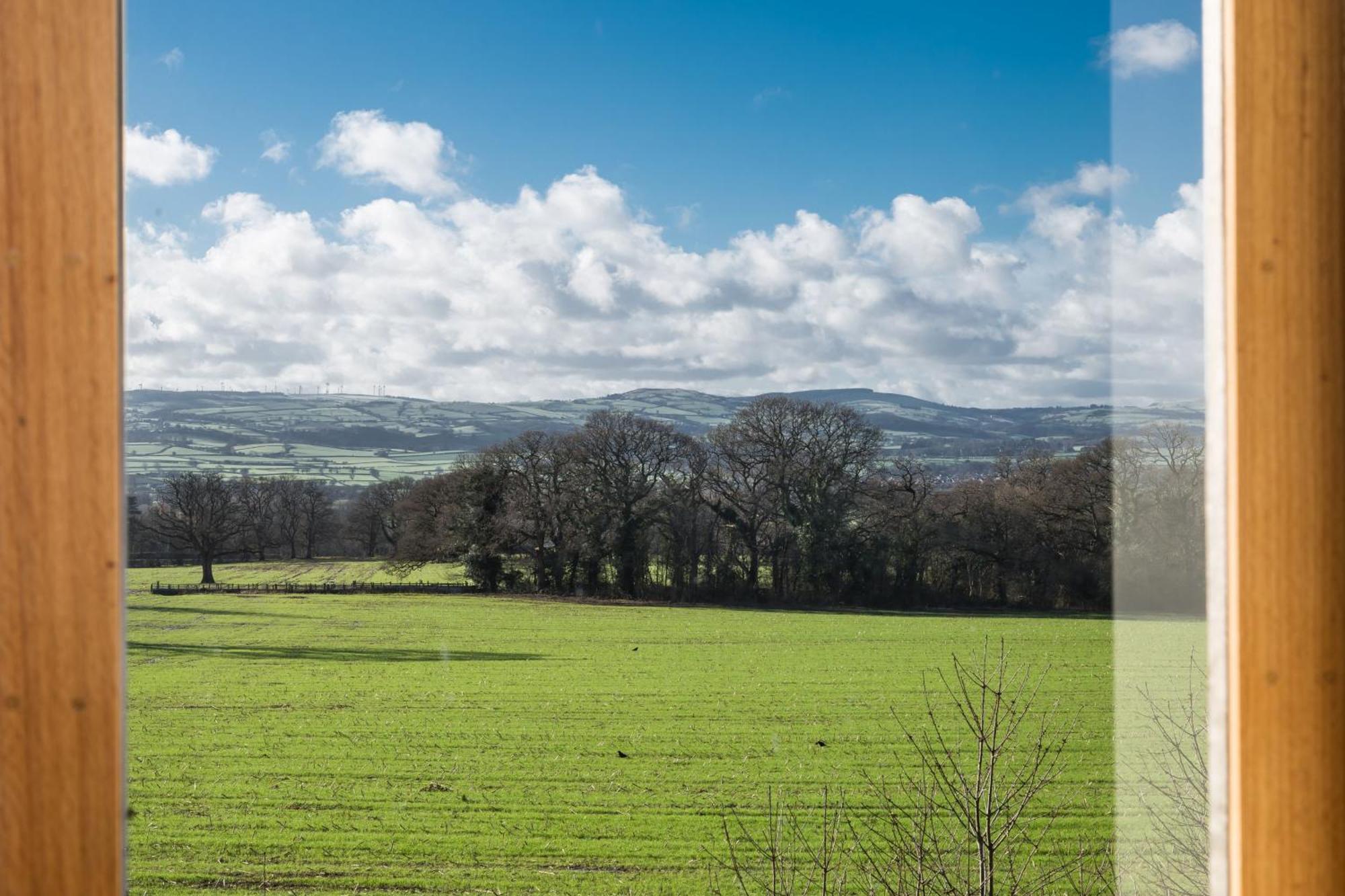 The Barn At Plas Ashpool Sleeps 8 Llandyrnog ภายนอก รูปภาพ