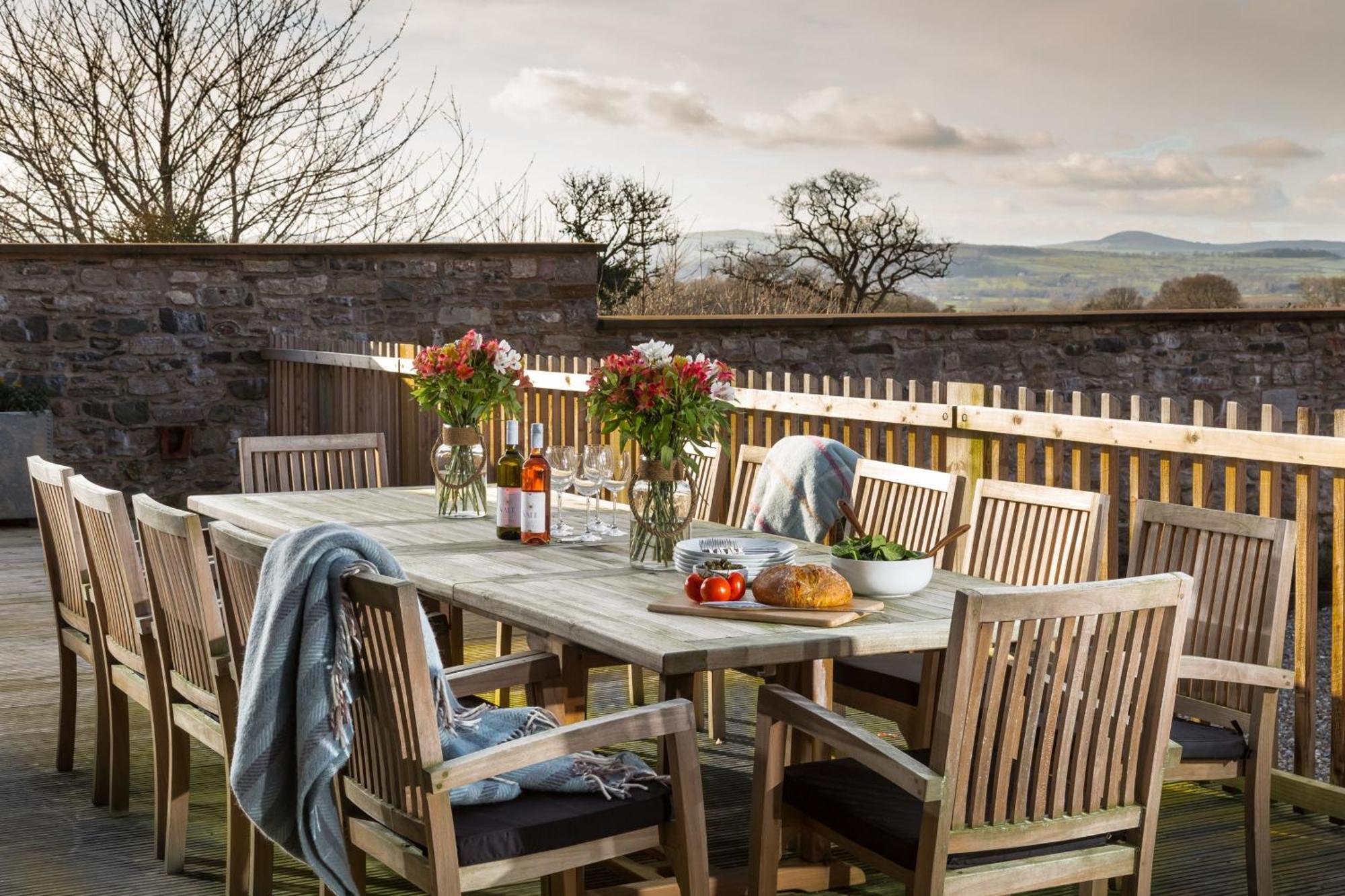 The Barn At Plas Ashpool Sleeps 8 Llandyrnog ภายนอก รูปภาพ